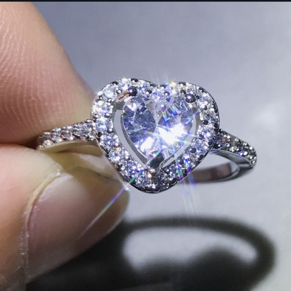 DAZZLING 18K WHITE GOLD PLATED HEART WHITE TOPAZ 2.5CT CZ ENGAGEMENT RING | 8 - Picture 4 of 13